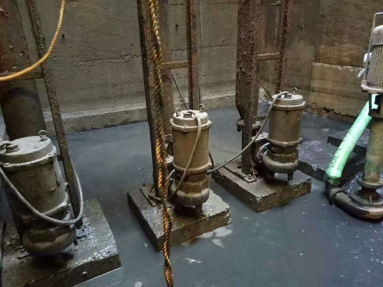 三家镇污水池清理